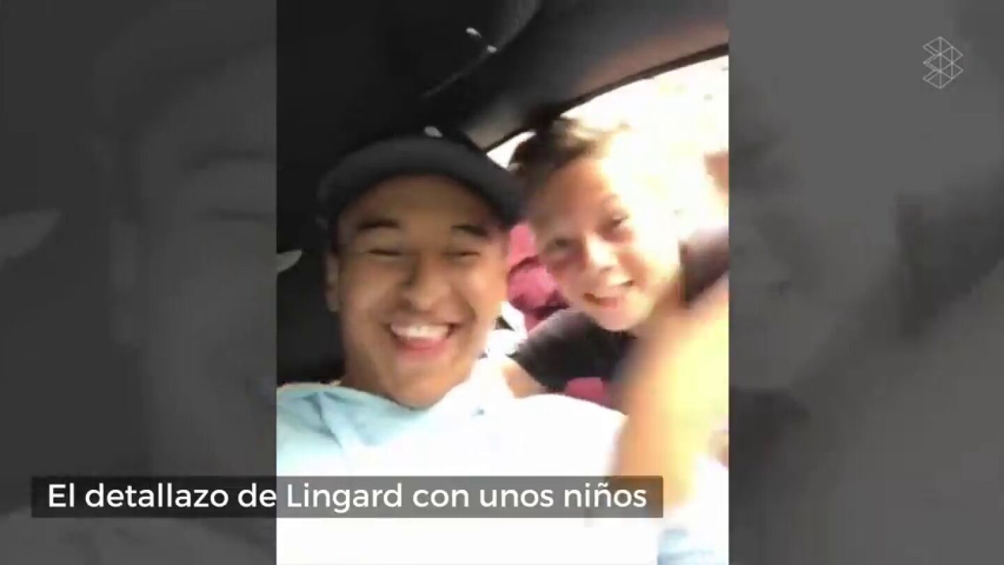 Unos ni&ntilde;os alucinan al ver a Lingard en plena calle... &iexcl;y el futbolista juega una pachanga con ellos!