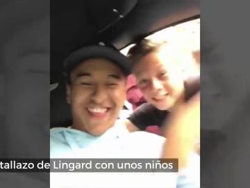 Unos niños alucinan al ver a Lingard en plena calle... ¡y el futbolista juega una pachanga con ellos! Unos niños alucinan al ver a Lingard en plena calle... ¡y el futbolista juega una pachanga con ellos!