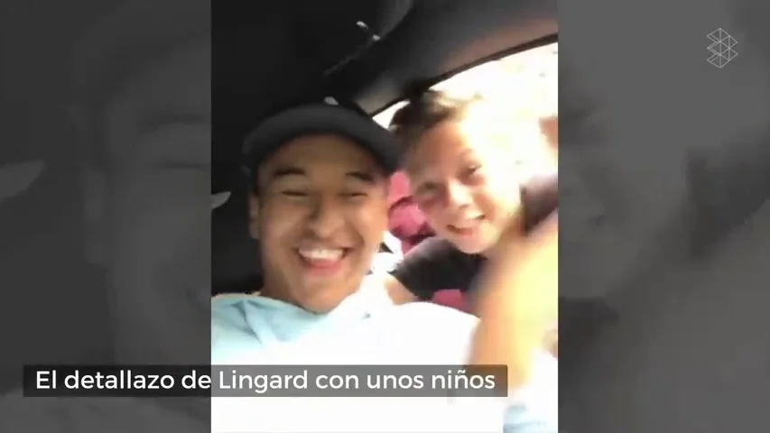 Unos niños alucinan al ver a Lingard en plena calle... ¡y el futbolista juega una pachanga con ellos!