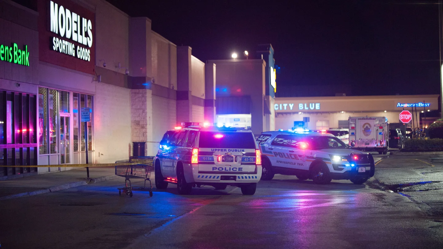 Imagen de archivo de operativos de la Policía en un Walmart de Filadelfia donde hubo un tiroteo Operativos de la Policía en el Walmart de Filadelfia donde sucedió el tiroteo