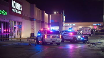 Imagen de archivo de operativos de la Policía en un Walmart de Filadelfia donde hubo un tiroteo