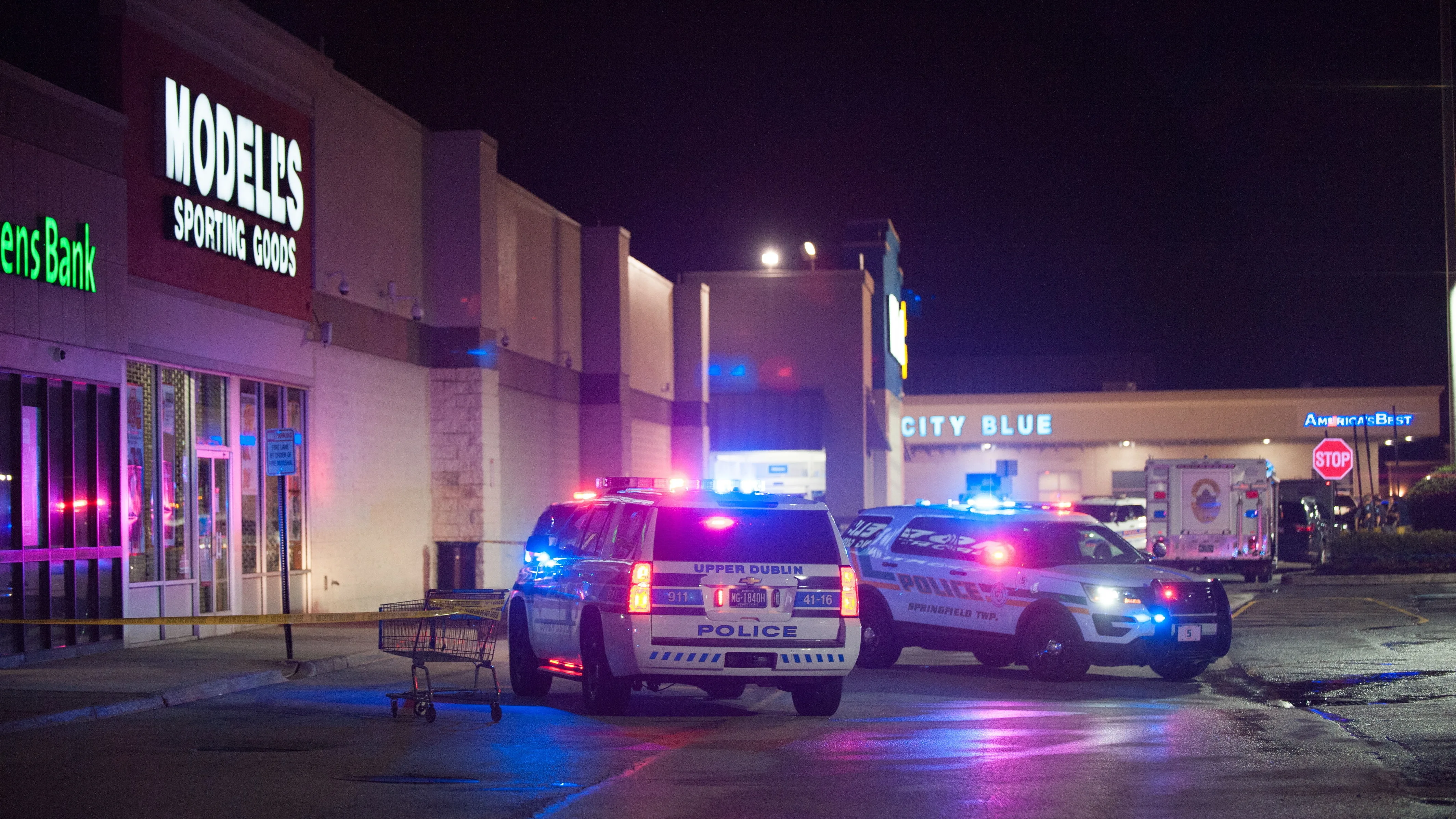 Operativos de la Policía en el Walmart de Filadelfia donde sucedió el tiroteo