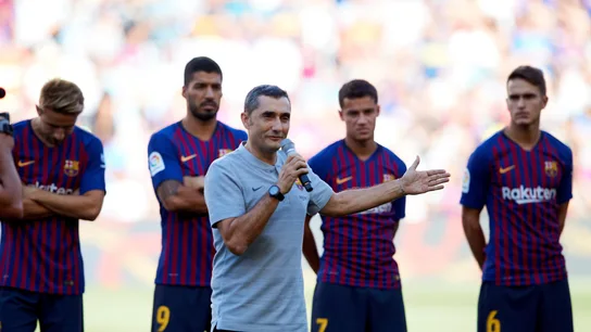 Ernesto Valverde habla ante la afición en el Camp Nou Ernesto Valverde habla ante la afición en el Camp Nou