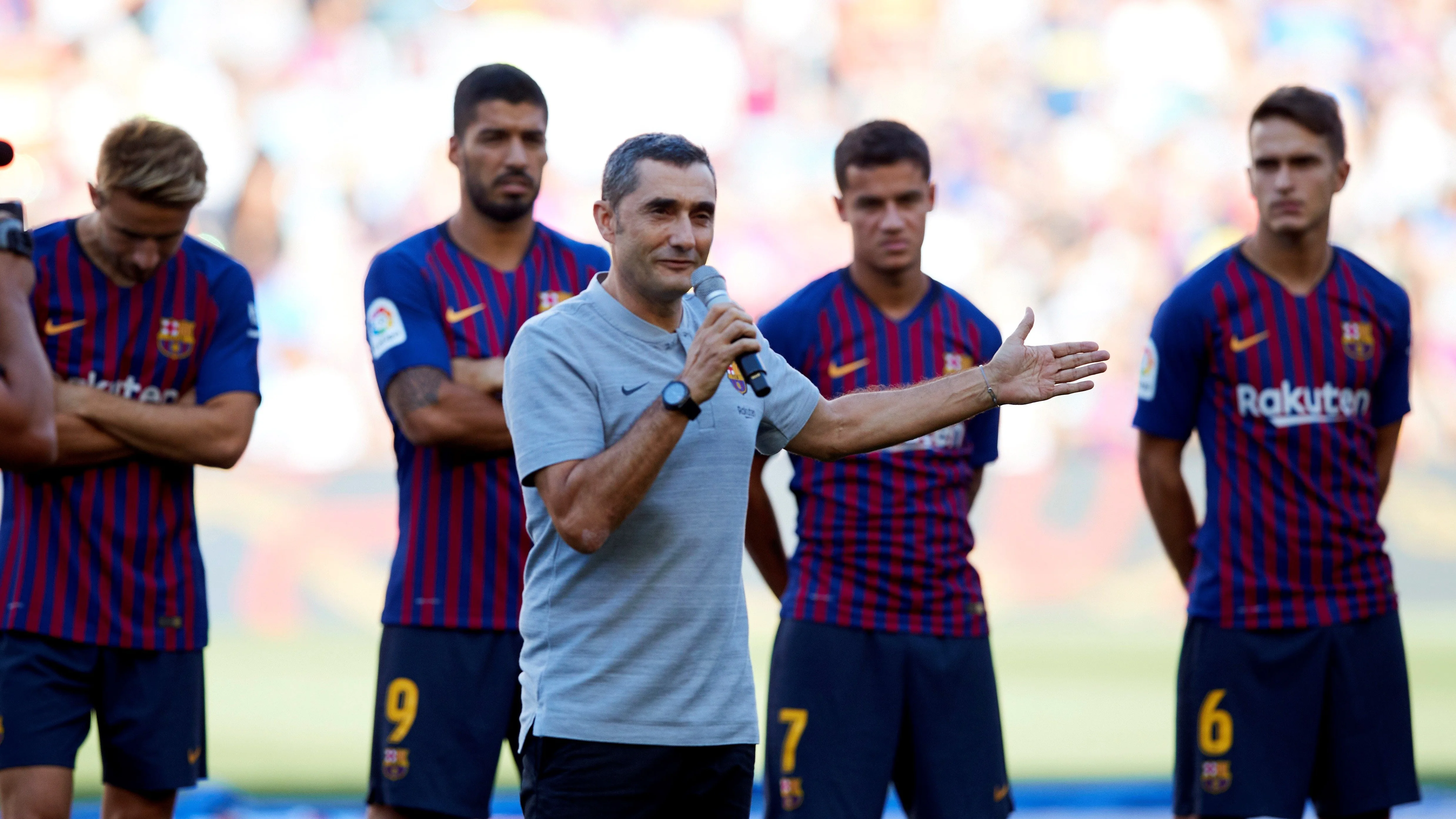 Ernesto Valverde habla ante la afición en el Camp Nou