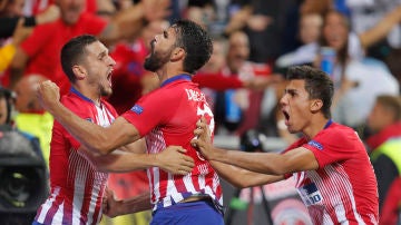 Diego Costa celebra su gol con sus compañeros del Atlético de Madrid