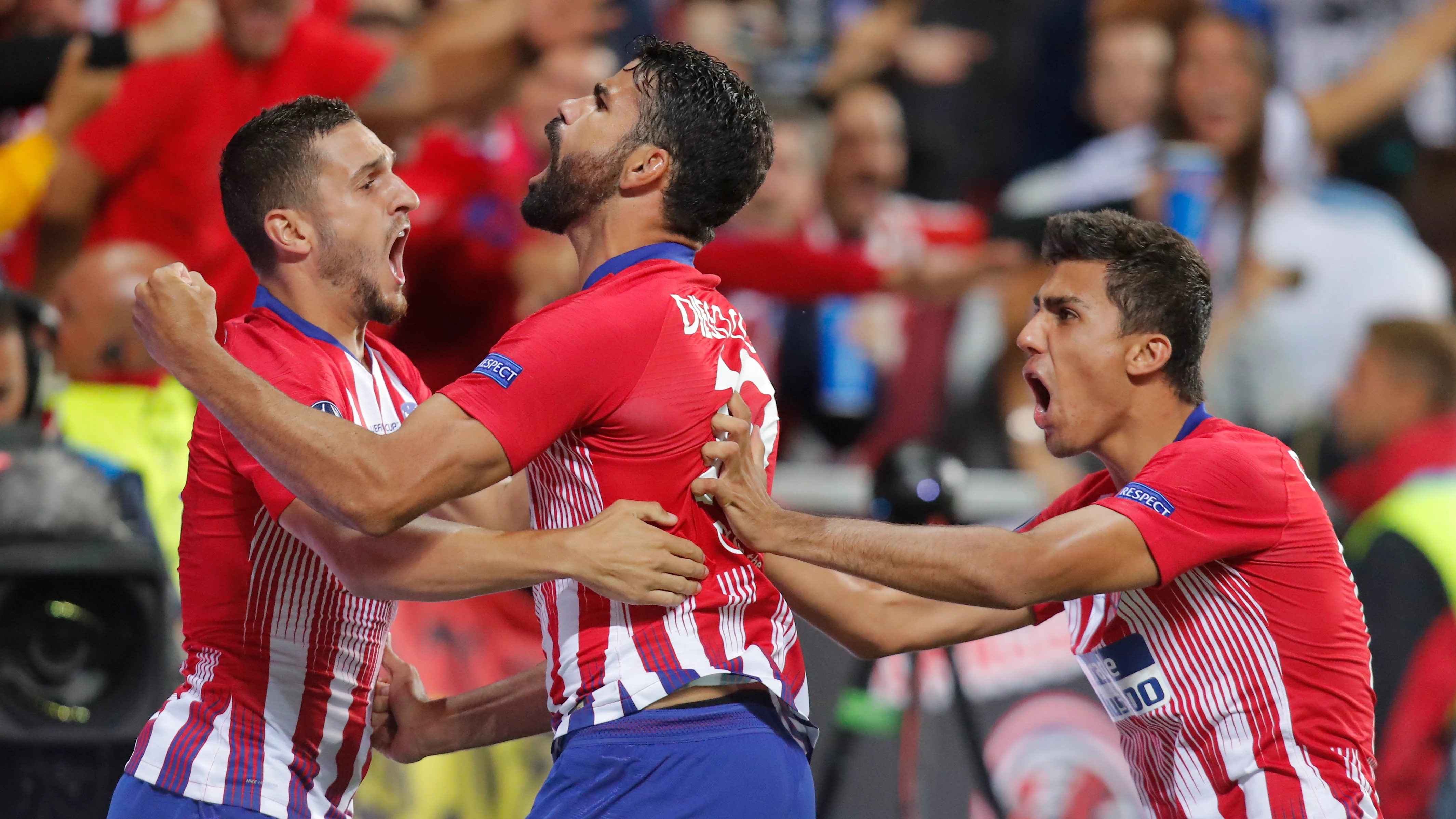 Diego Costa celebra su gol con sus compañeros del Atlético de Madrid