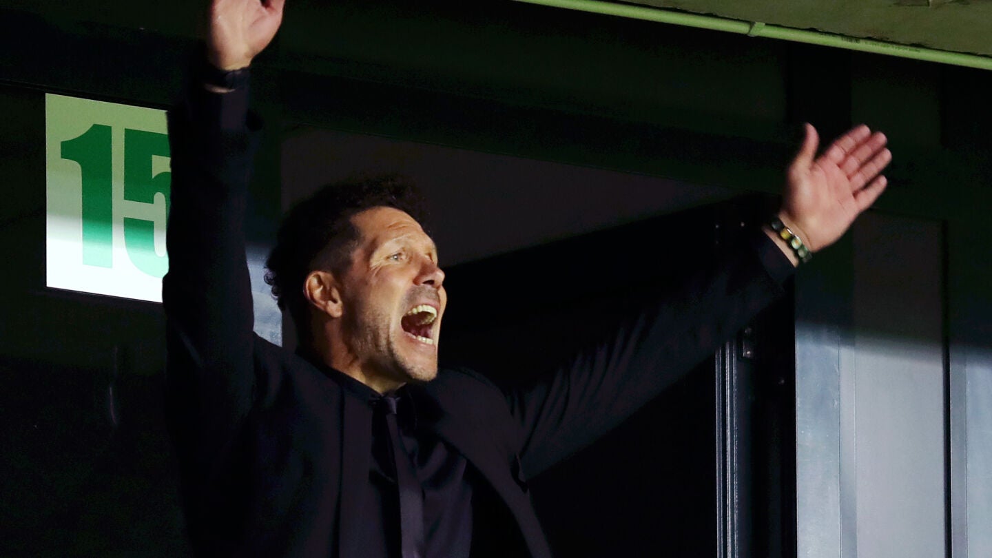 Simeone protesta una acci&oacute;n durante el partido