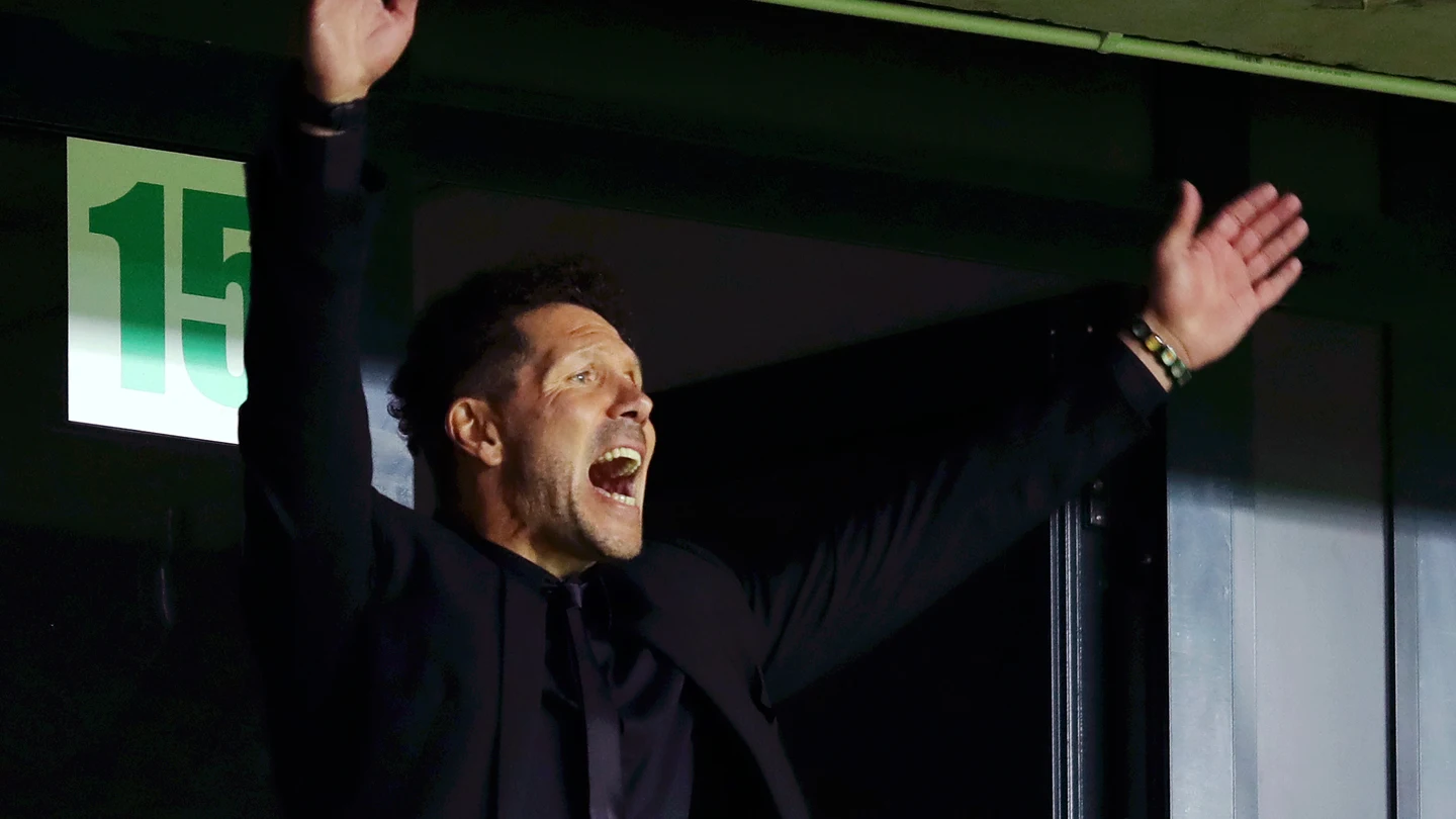 Simeone protesta una acción durante el partido Simeone protesta una acción durante el partido