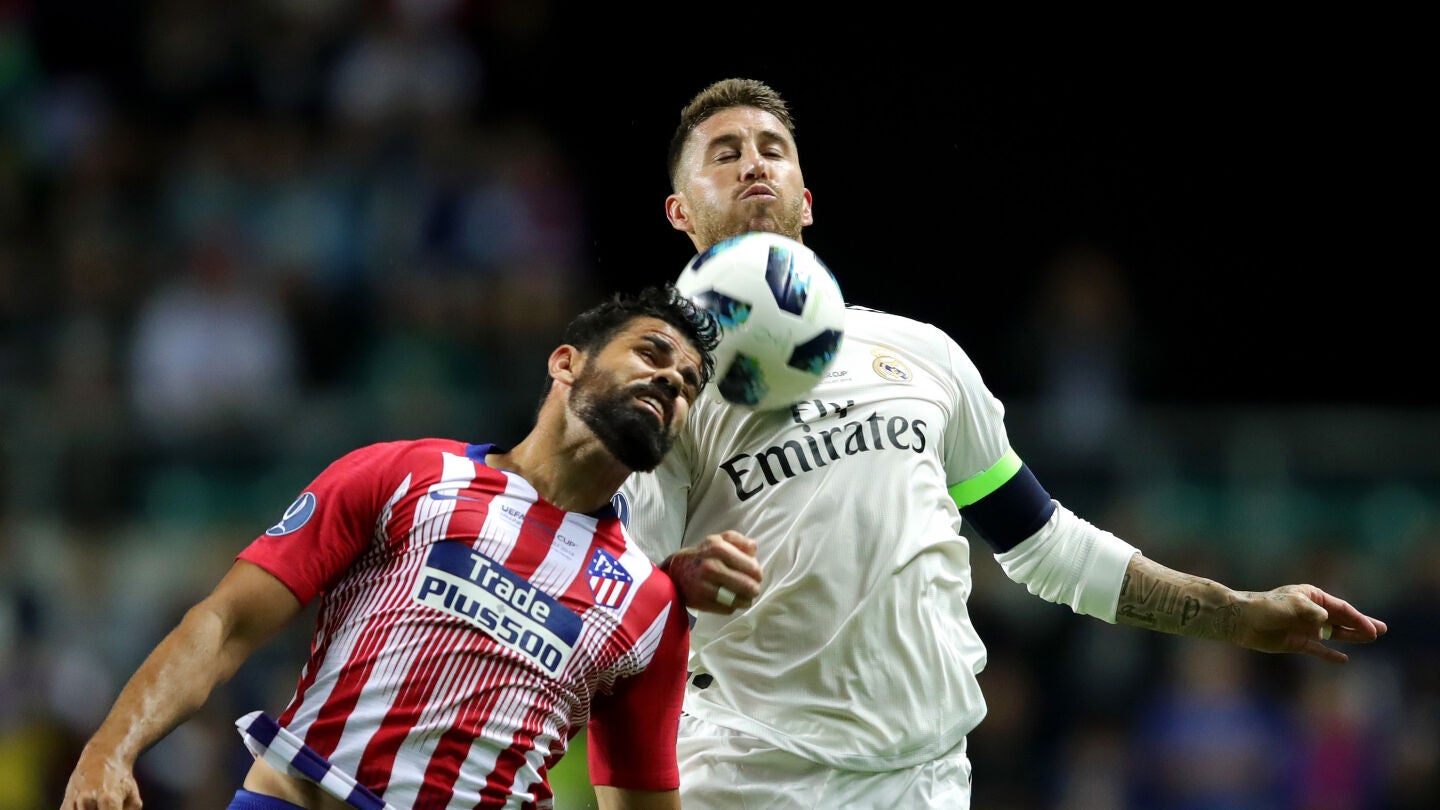 Diego Costa y Sergio Ramos se disputan el bal&oacute;n en la Supercopa de Europa