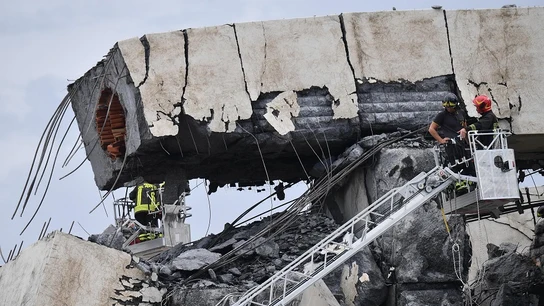 Derrumbe de un puente en la ciudad italiana de Génova Derrumbe de un puente en la ciudad italiana de Génova