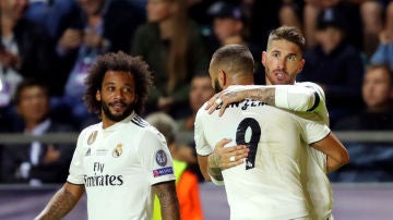 Benzema celebra con Sergio Ramos el gol del sevillano