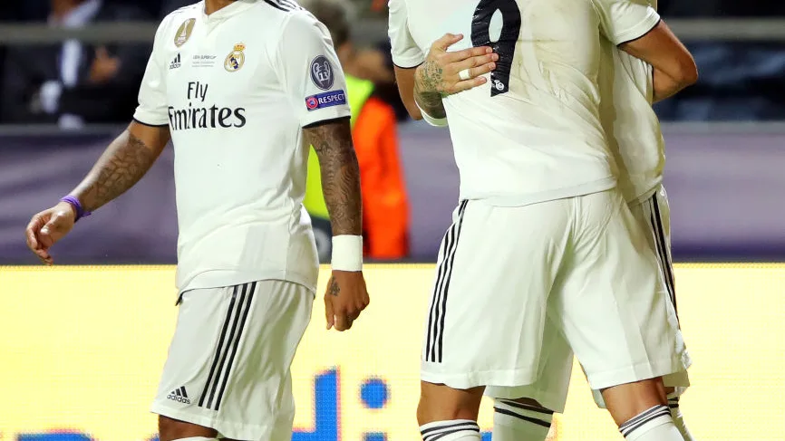 Benzema celebra con Sergio Ramos el gol del sevillano