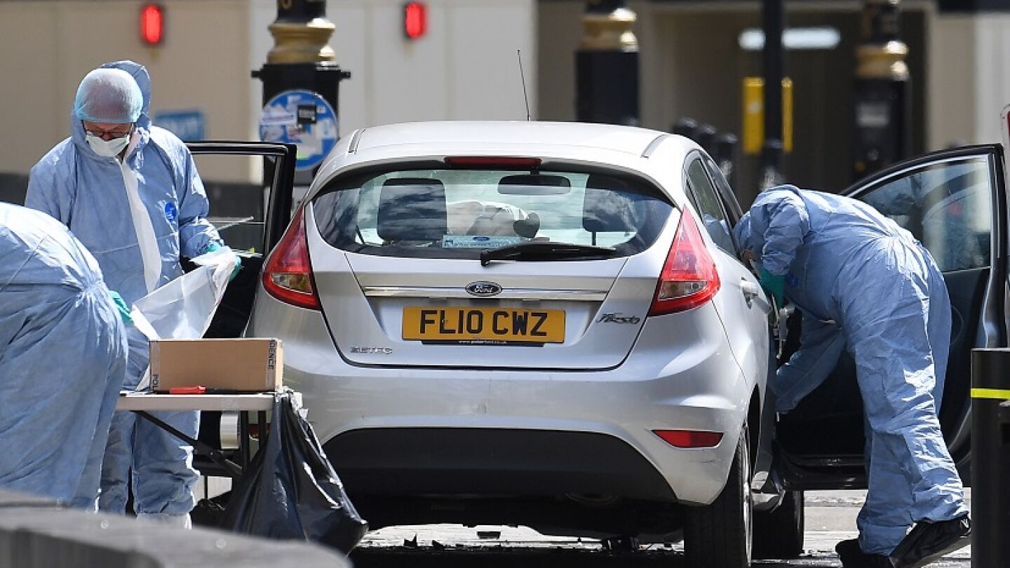 Coche que choc&oacute; contra las barreras del parlamento brit&aacute;nico en Londres