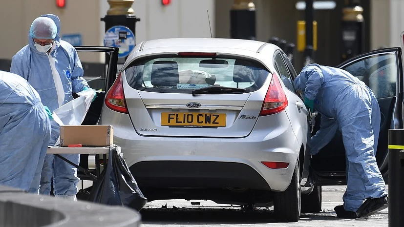 Coche que chocó contra las barreras del parlamento británico en Londres