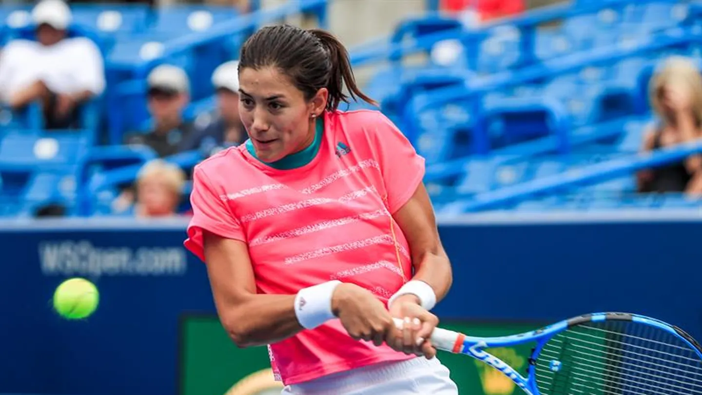Garbiñe Muguruza golpea una bola Garbiñe Muguruza golpea una bola