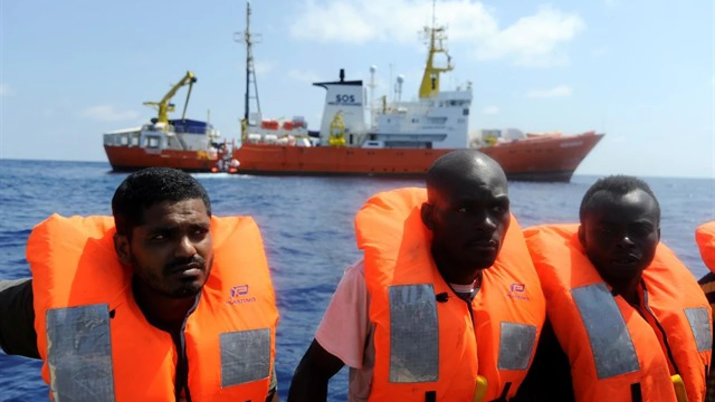 Imagen de archivo de migrantes rescatados en el Mediterráneo Imagen de archivo de migrantes rescatados en el Mediterráneo