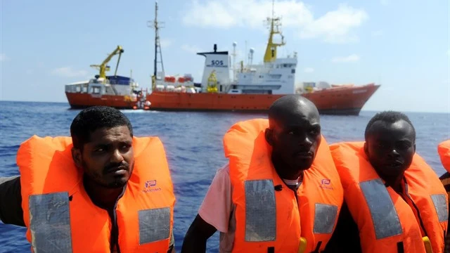 Imagen de archivo de migrantes rescatados en el Mediterráneo Imagen de archivo de migrantes rescatados en el Mediterráneo