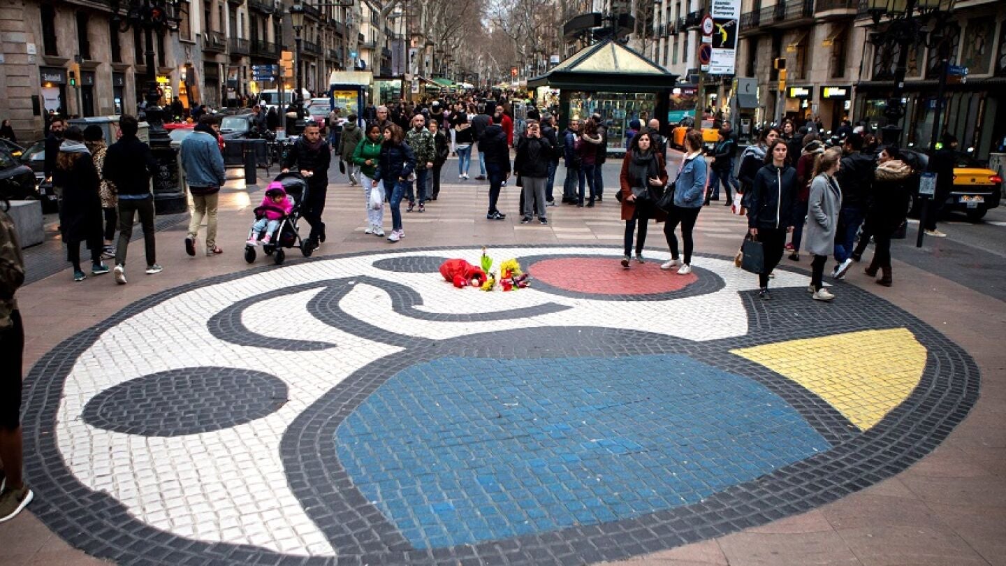 Unas flores homenajean a las v&iacute;ctimas del atentado de las Ramblas de Barcelona (Archivo)