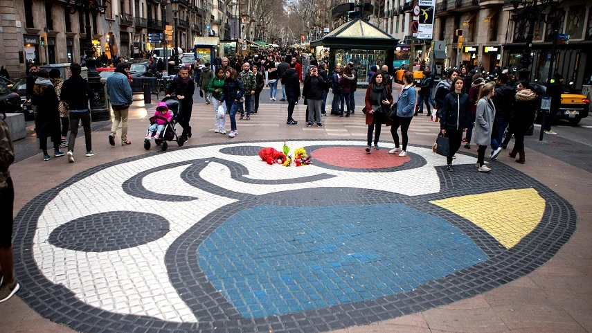 Unas flores homenajean a las víctimas del atentado de las Ramblas de Barcelona (Archivo)