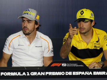 Fernando Alonso y Carlos Sainz, durante una rueda de prensa Fernando Alonso y Carlos Sainz, durante una rueda de prensa
