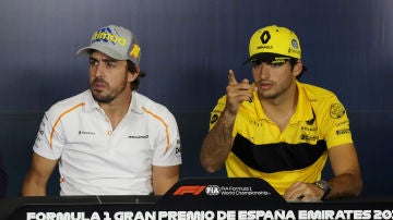 Fernando Alonso y Carlos Sainz, durante una rueda de prensa