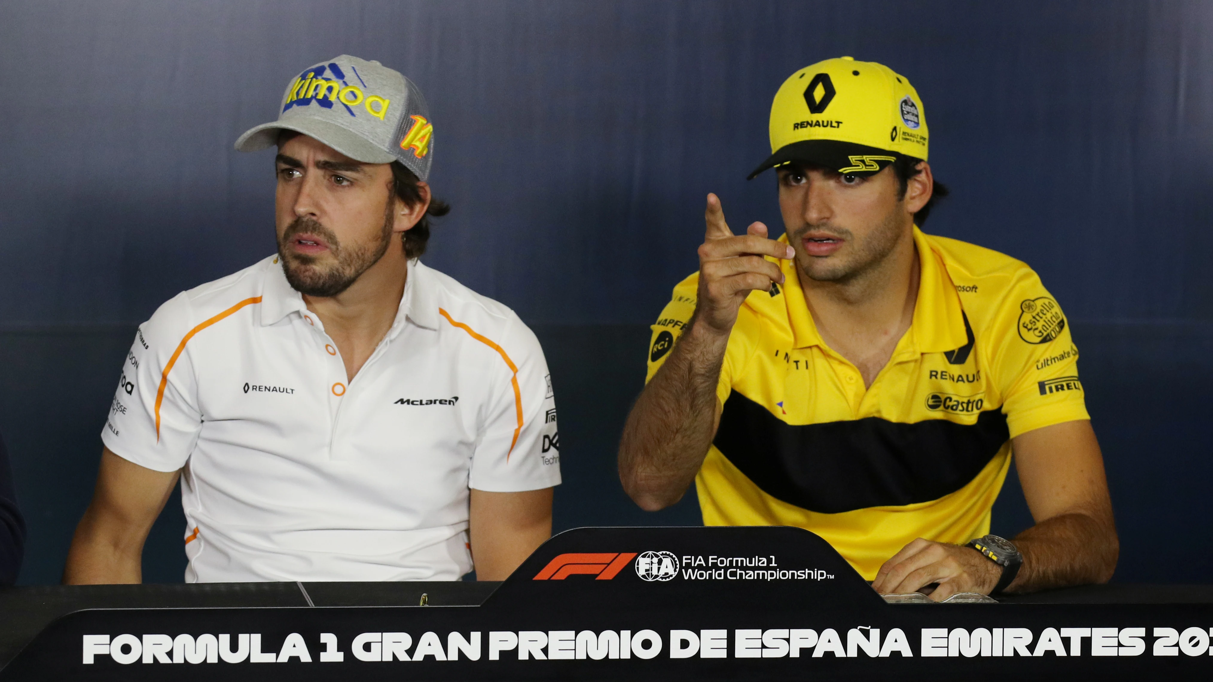 Fernando Alonso y Carlos Sainz, durante una rueda de prensa