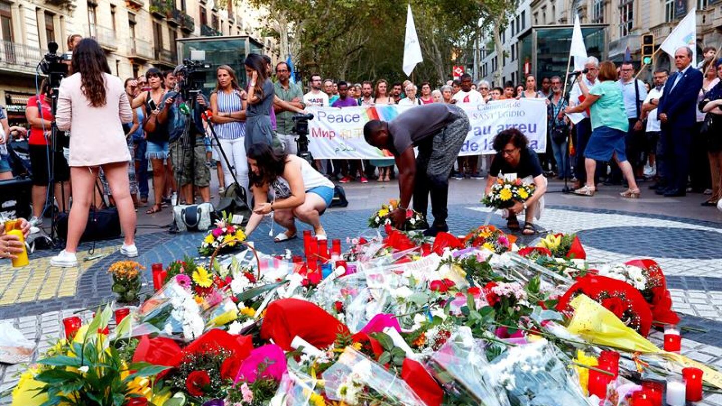 Ofrenda floral en recuerdo de las v&iacute;ctimas de los atentados