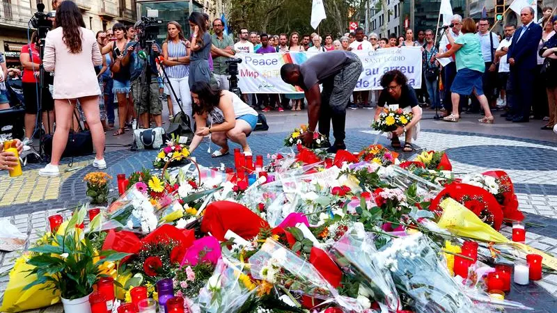 Ofrenda floral en recuerdo de las víctimas de los atentados