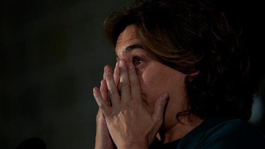 Ada Colau se emociona al recordar a las v&iacute;ctimas del 17A