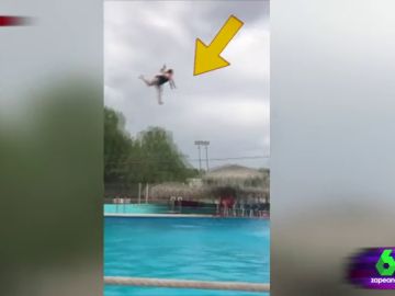 La mujer salta por los aires La mujer salta por los aires