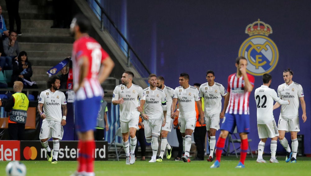 Los jugadores del Real Madrid celebran uno de los goles contra el Atlético de Madrid