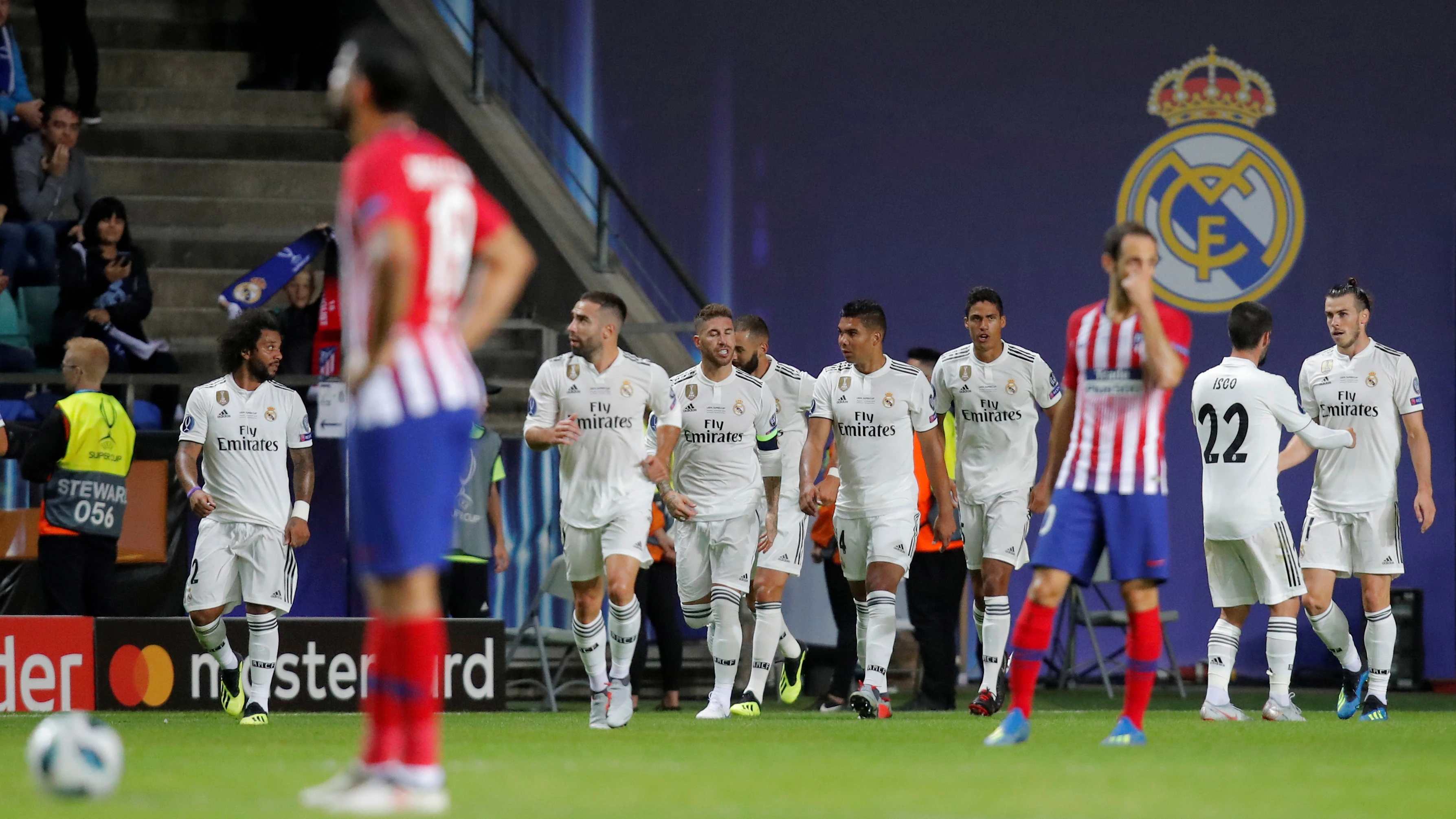 Los jugadores del Real Madrid celebran uno de los goles contra el Atlético de Madrid