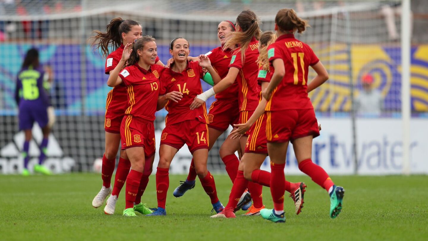 Las jugadoras de la selecci&oacute;n espa&ntilde;ola celebran uno de los goles contra Nigeria