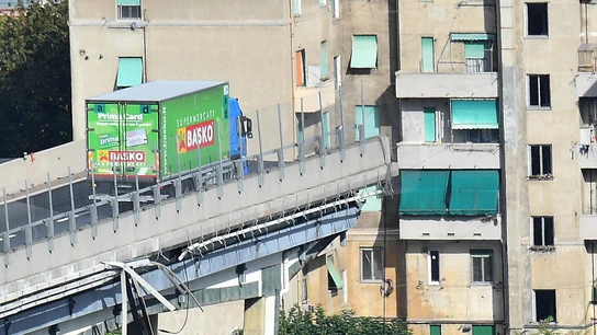 El camión aún permanece al borde de la sección que continúa en pie del puente El camión aún permanece al borde de la sección que continúa en pie del puente