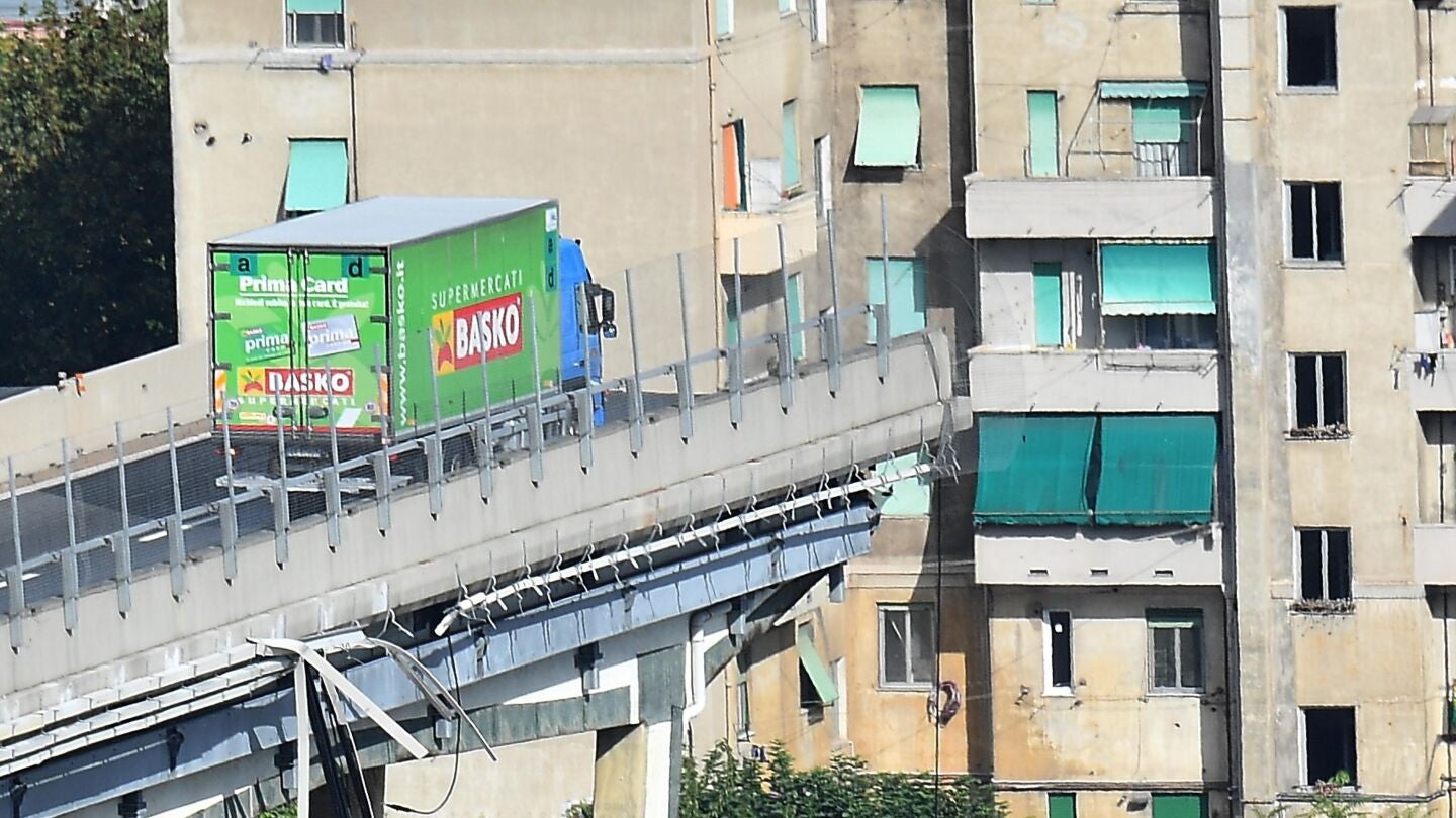 El cami&oacute;n a&uacute;n permanece al borde de la secci&oacute;n que contin&uacute;a en pie del puente