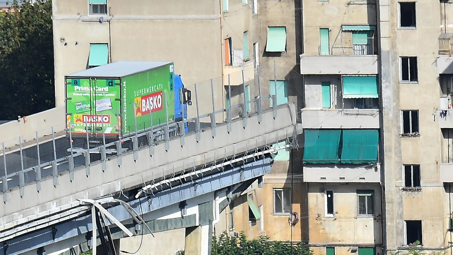 El camión aún permanece al borde de la sección que continúa en pie del puente El camión aún permanece al borde de la sección que continúa en pie del puente