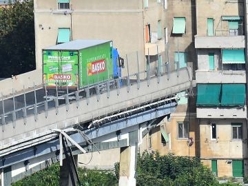 El camión aún permanece al borde de la sección que continúa en pie del puente El camión aún permanece al borde de la sección que continúa en pie del puente
