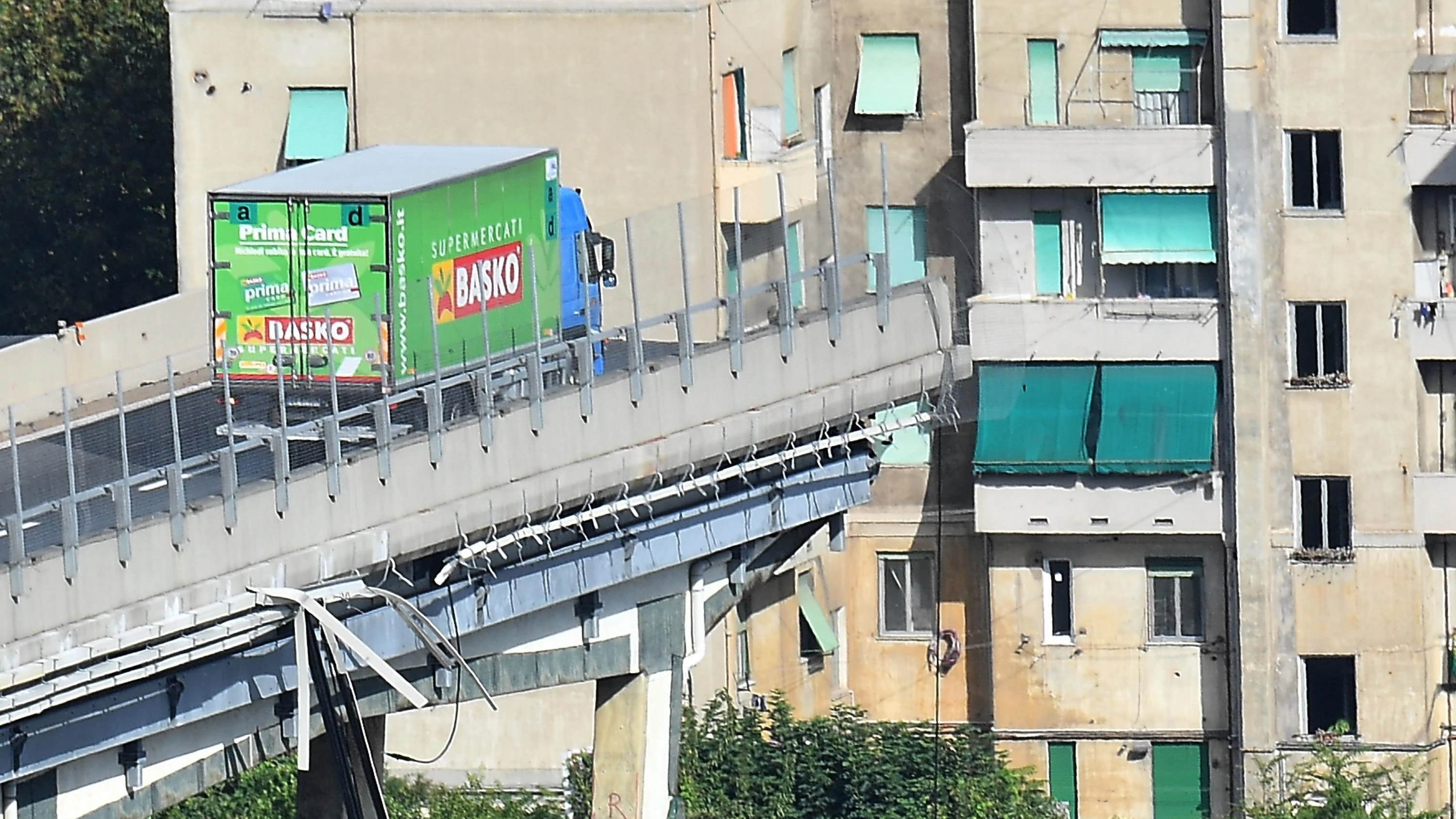 El camión aún permanece al borde de la sección que continúa en pie del puente