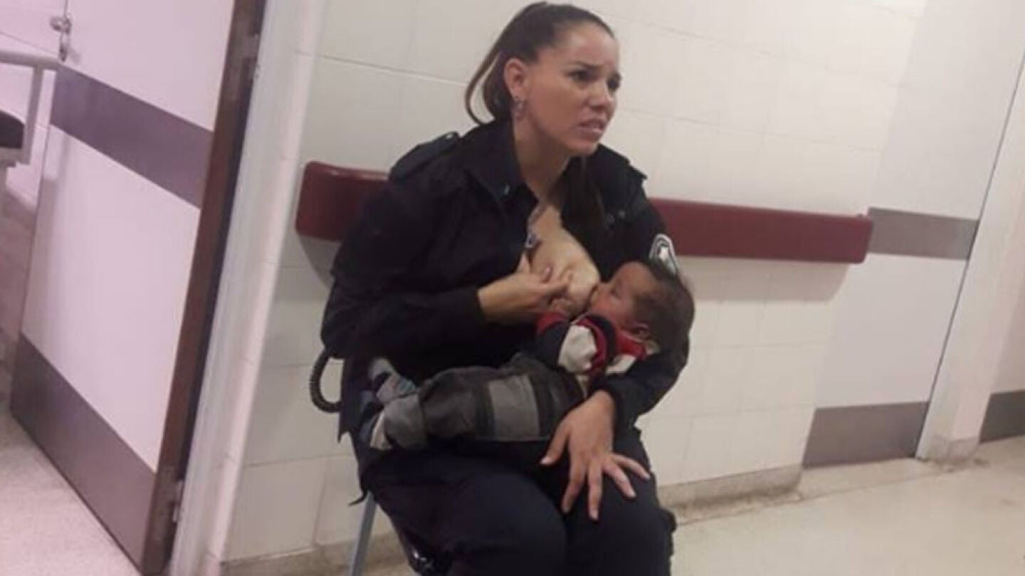 Imagen de una polic&iacute;a amamantando a un beb&eacute;