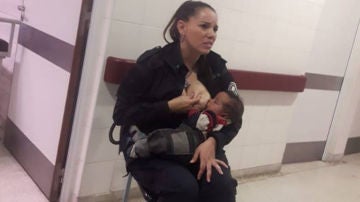 Imagen de una policía amamantando a un bebé