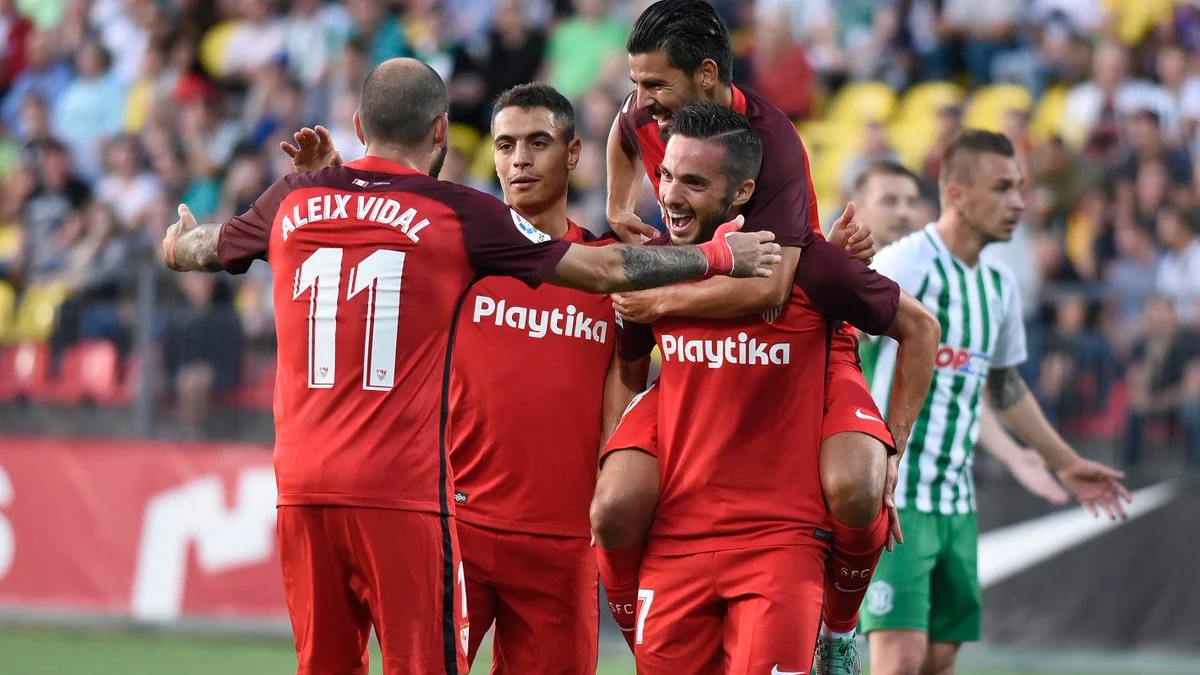 Los jugadores del Sevilla celebran uno de sus goles contra el Vilnius