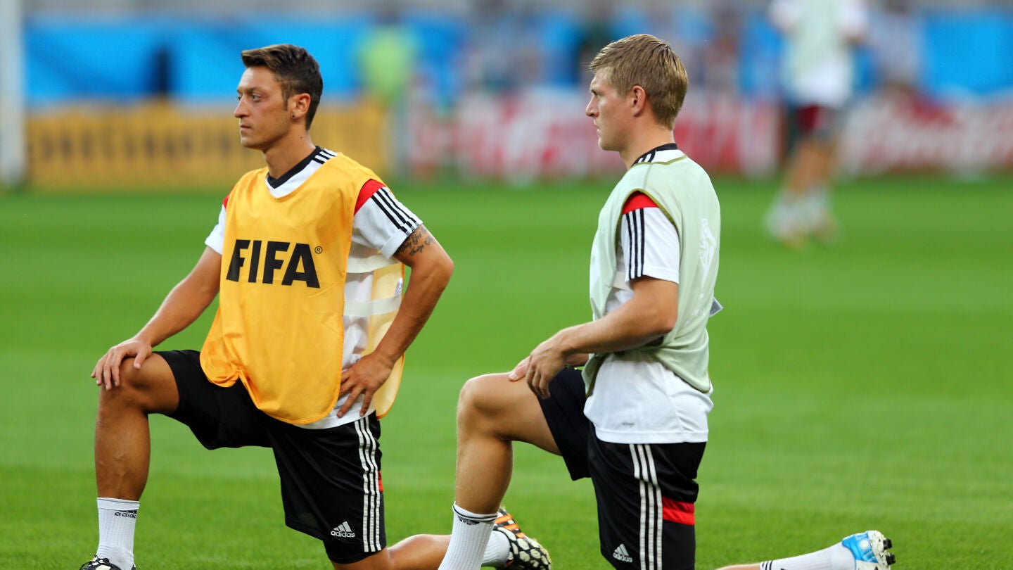 &Ouml;zil y Kroos calientan antes de un partido con Alemania