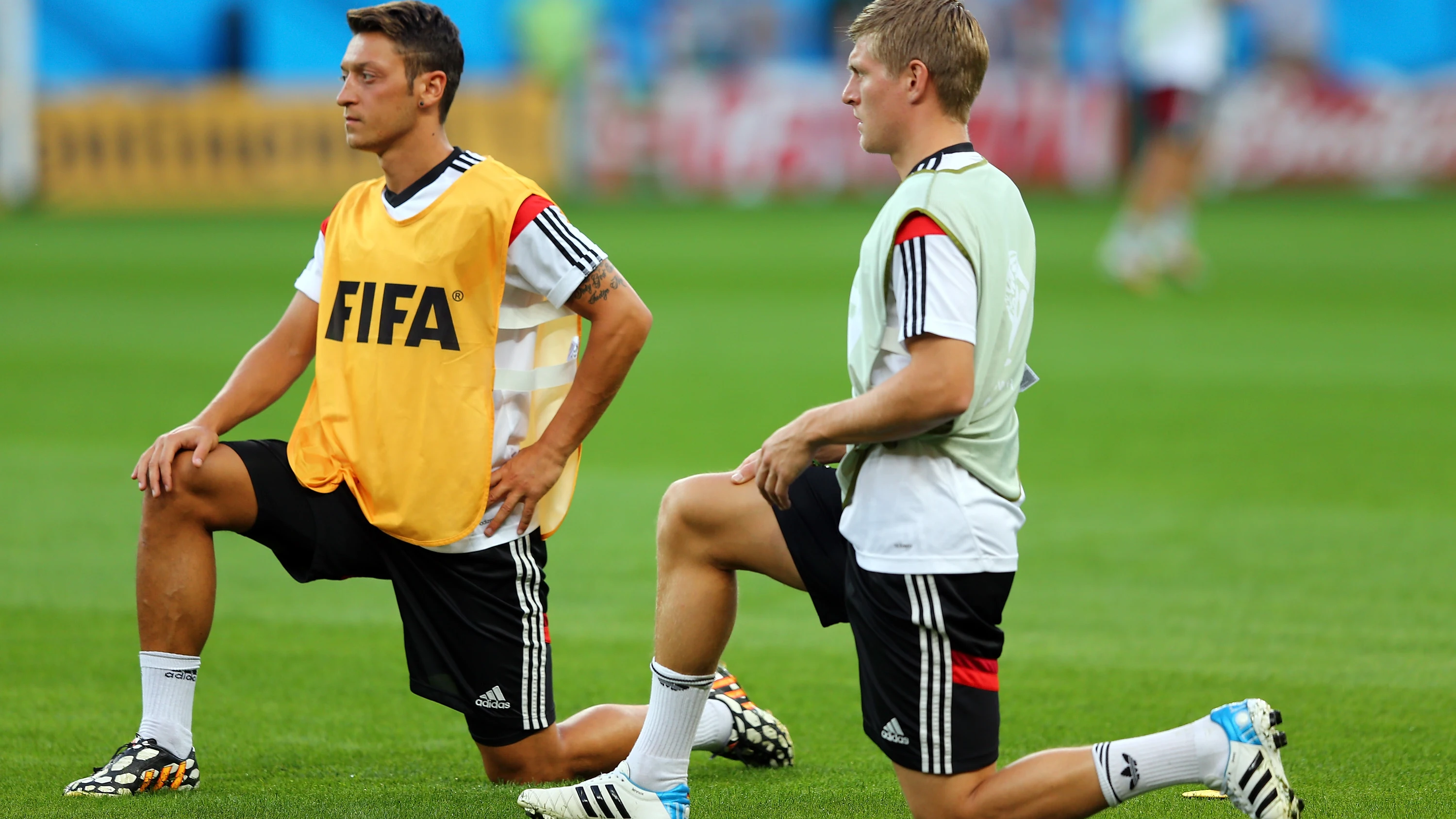 Özil y Kroos calientan antes de un partido con Alemania