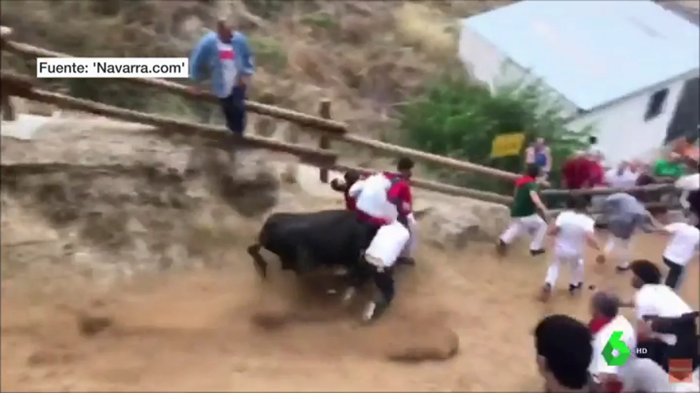 Una vaca arrolla a un grupo de mozos Una vaca arrolla a un grupo de mozos