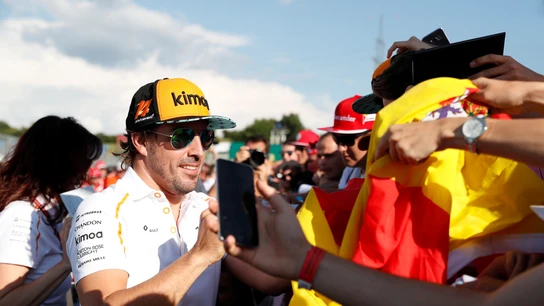 Fernando Alonso atiende a los fans Fernando Alonso atiende a los fans