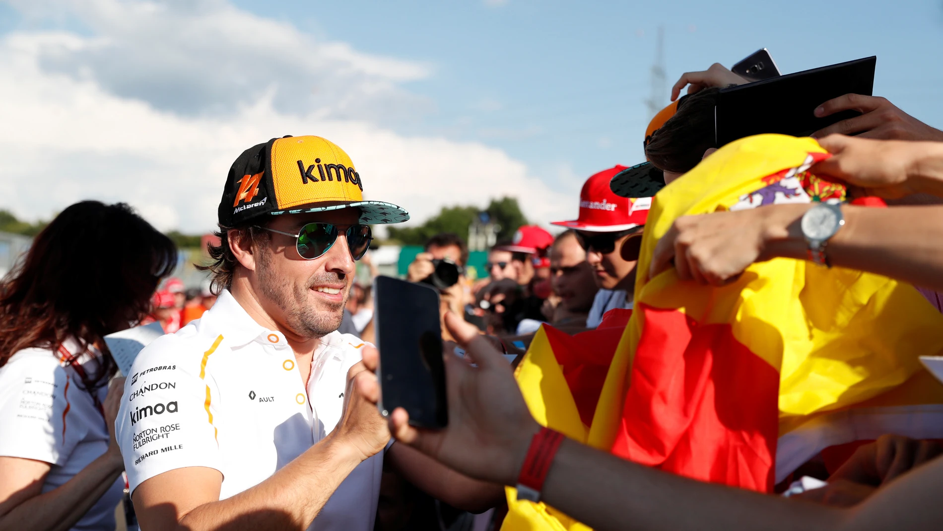Fernando Alonso atiende a los fans