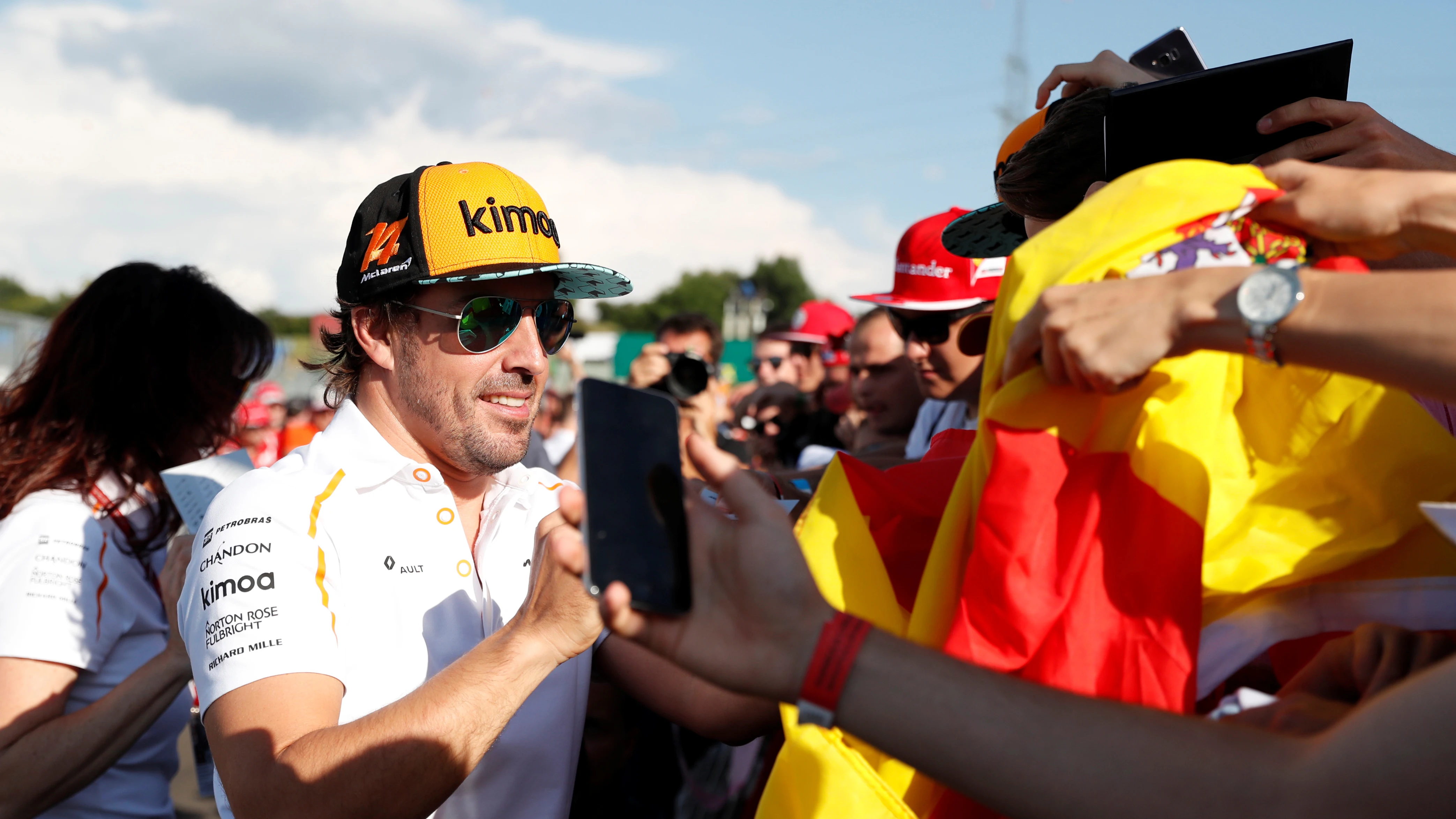 Fernando Alonso atiende a los fans