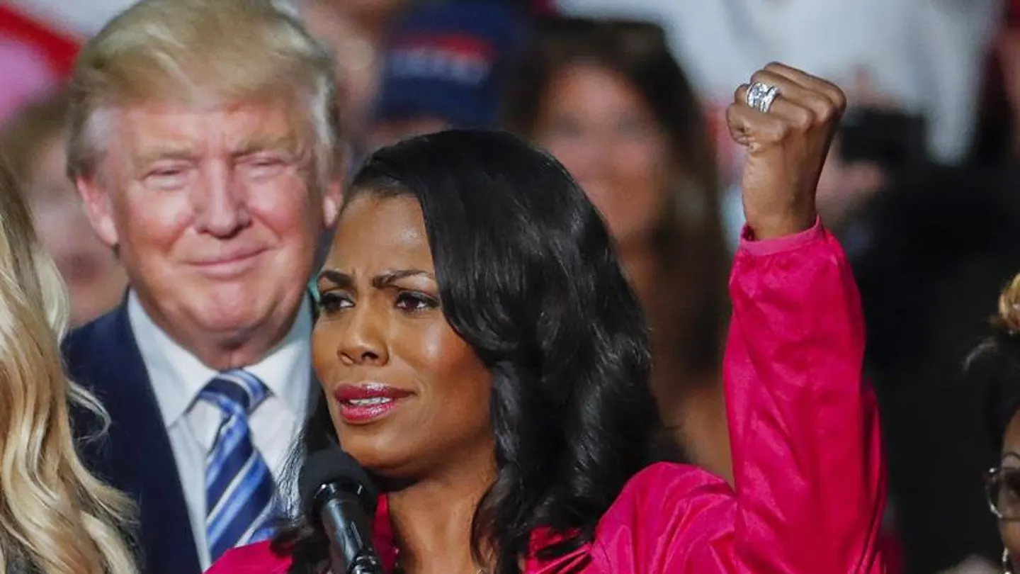 Donald Trump escucha un un discurso de su exasesora Donald Trump escucha un un discurso de su exasesora