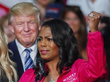 Donald Trump escucha un un discurso de su exasesora Donald Trump escucha un un discurso de su exasesora