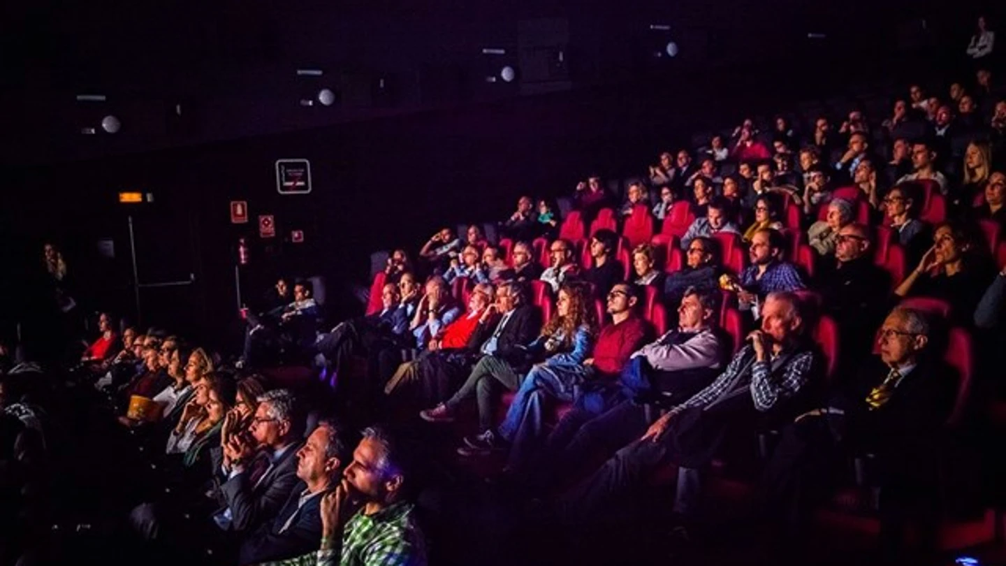 Decenas de personas en una sala de cine Decenas de personas en una sala de cine